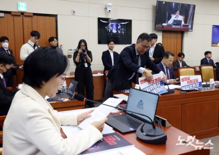 최민희 위원장 사퇴 촉구 팻말 부착하는 야당의원들