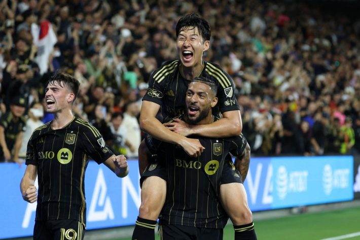 부앙가와 함께 골 세리머니 펼치는 손흥민. 연합뉴스