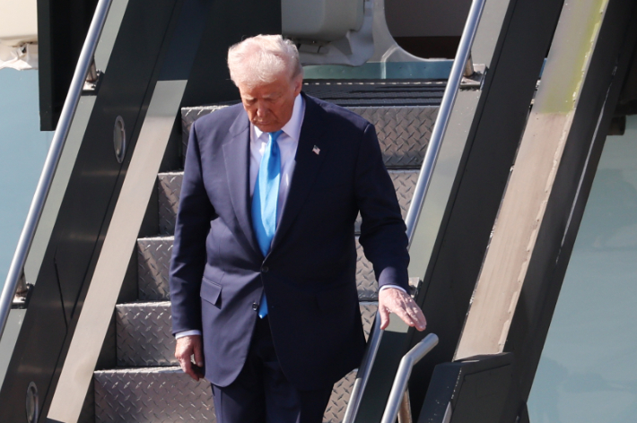 경주 APEC을 계기로 국빈 방한하는 도널드 트럼프 미국 대통령이 29일 부산 김해국제공항에 도착해 전용기 에어포스원에서 내리고 있다. 연합뉴스