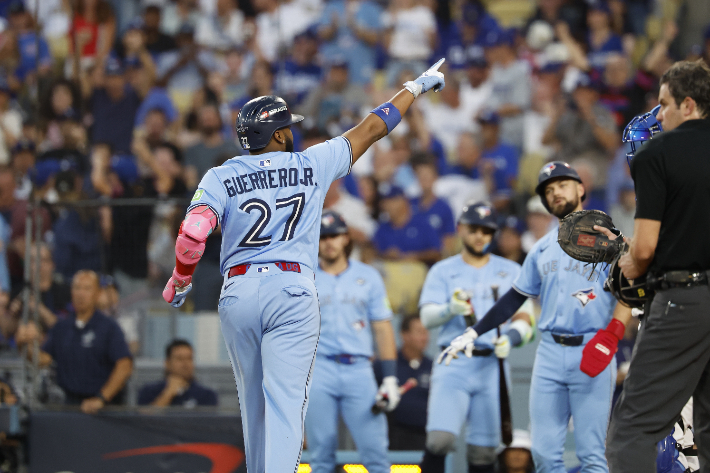 동료 축하를 받으며 홈에 들어온 게레로 주니어. 연합뉴스