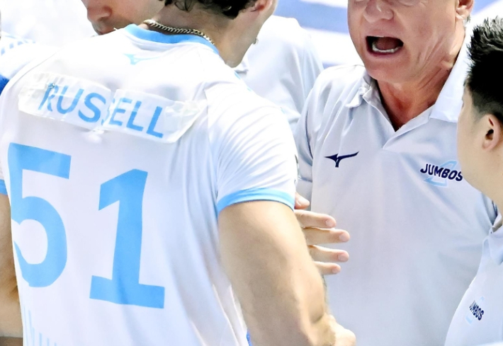 유니폼에 이름을 덧댄 대한항공의 러셀. 한국배구연맹