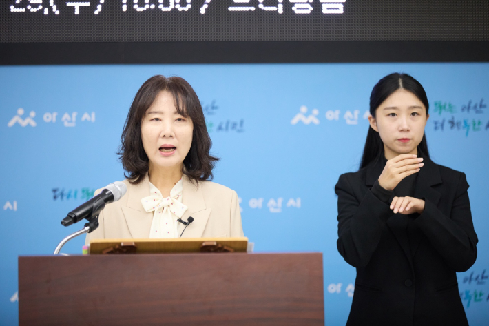 최원경 아산시보건소장(왼쪽)이 아산시청 브리핑실에서 전 생애 맞춤형 건강정책에 대해 설명하고 있다. 아산시 제공