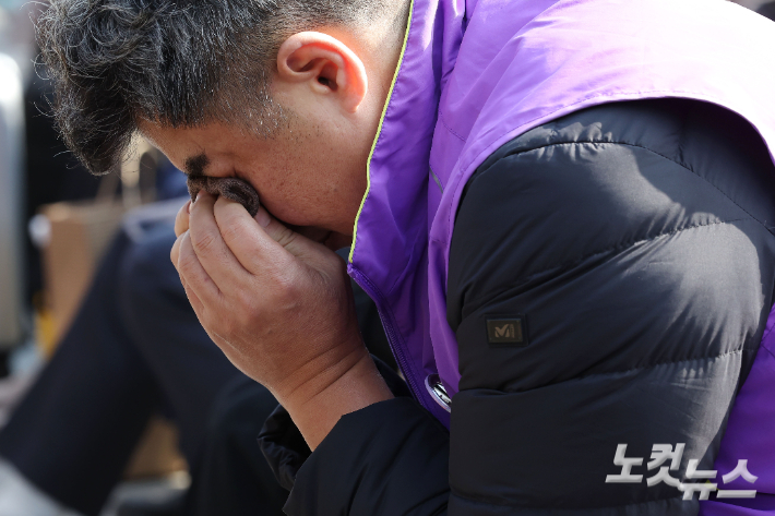 29일 오전 서울 종로구 광화문광장에서 열린 10.29 이태원 참사 3주기 기억식에서 희생자 유가족이 눈물을 보이고 있다. 류영주 기자