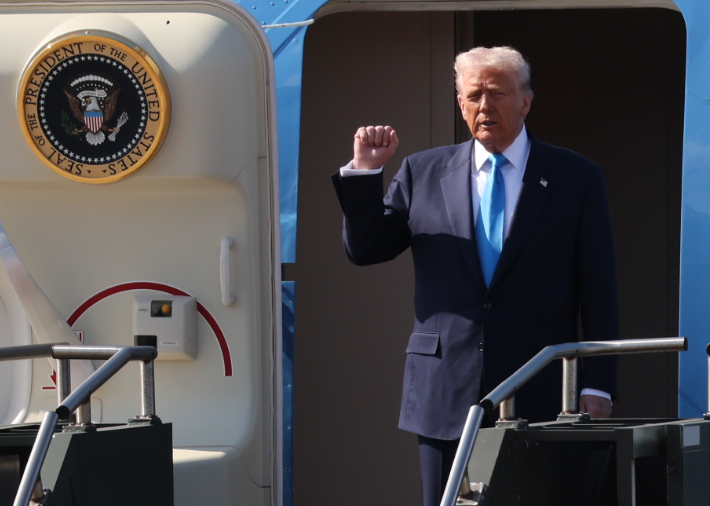 경주 APEC을 계기로 국빈 방한하는 도널드 트럼프 미국 대통령이 29일 부산 김해국제공항에 도착해 전용기 에어포스원에서 인사하고 있다. 연합뉴스