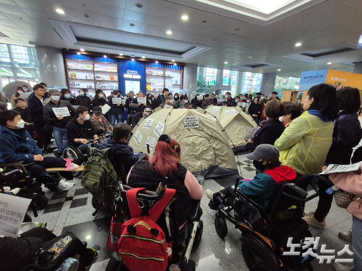 전북특별자치도청 1층에서 천막 농성을 진행중인 장애인단체들. 송승민 기자