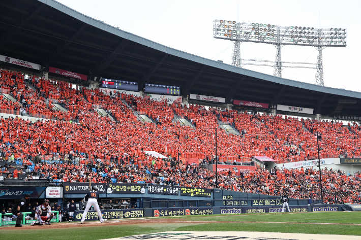 지난 26일 서울 잠실야구장에서 2025 프로야구 한국 시리즈 1차전 한화 이글스 대 LG 트윈스 경기가 열린 가운데 만원 관중이 응원을 펼치고 있다. 연합뉴스 