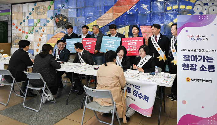 부산시의회가 29일 사상역에서 시민이 체감할 수 있는 생활 속 '배려' 문화를 확산하기 위해 현장으로 나섰다.부산시의회 제공