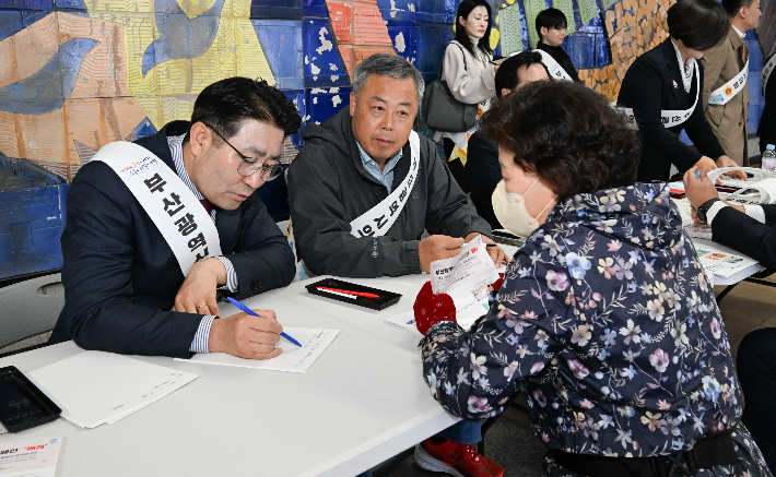 부산시의회가 29일 사상역에서 시민이 체감할 수 있는 생활 속 '배려' 문화를 확산하기 위해 현장으로 나섰다.사진 왼쪽은 김창석(부산 사상구) 의원과 오른쪽은 박진수(국민의힘 비례)의원. 부산시의회 제공