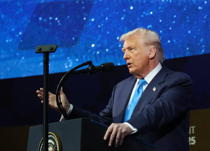 도널드 트럼프 미국 대통령이 29일 경주예술의전당에서 열린 2025 아시아태평양경제협력체(APEC) 정상회의 최고경영자(CEO) 서밋에 참석해 연설하고 있다. 대한상공회의소 제공