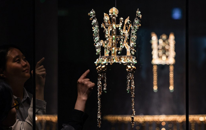27일 국립경주박물관에서 열린 아시아태평양경제협력체(APEC) 정상회의·박물관 개관 80주년 기념 특별전 '신라 금관, 권력과 위신' 언론 공개회에서 신라 금관이 공개되고 있다. 연합뉴스