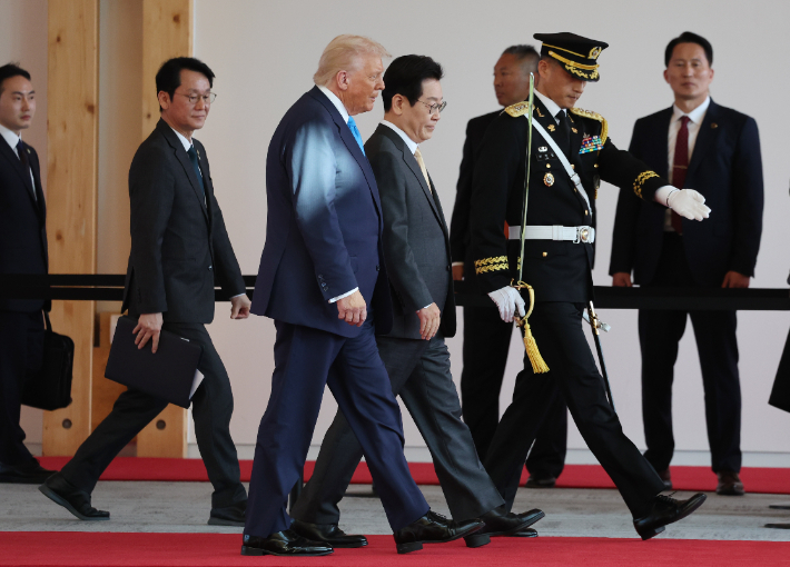 이재명 대통령과 도널드 트럼프 미국 대통령이 29일 경북 경주박물관에서 열린 공식 환영식에서 의장대 사열을 위해 이동하고 있다. 연합뉴스