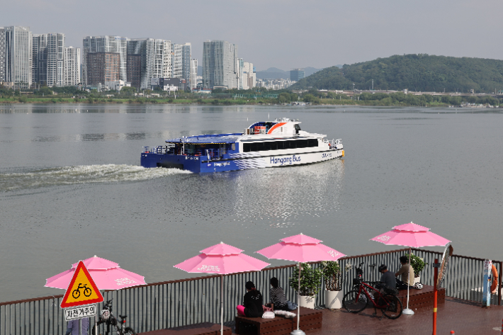 무승객 시범 운항 중인 한강버스. 연합뉴스