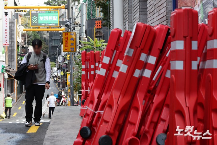 이태원 참사 3주기인 29일 서울 용산구 이태원 세계음식거리에 놓인 바리게이트 뒤로 인파 밀집도를 알리는 전광판이 작동하고 있다.할로윈데이를 앞두고 용산구는 인파가 몰릴 것으로 예상되는 10월 24일부터 11월 2일까지 특별대책기간으로 정하고, 이태원 일대 인파 안전 관리에 총력을 기울인다.
