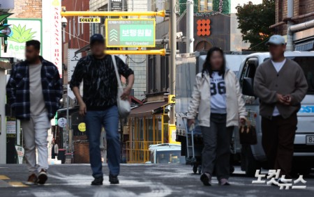 이태원 참사 3주기인 29일 서울 용산구 이태원 세계음식거리에 인파 밀집도를 알리는 전광판이 작동하고 있다.할로윈데이를 앞두고 용산구는 인파가 몰릴 것으로 예상되는 10월 24일부터 11월 2일까지 특별대책기간으로 정하고, 이태원 일대 인파 안전 관리에 총력을 기울인다.