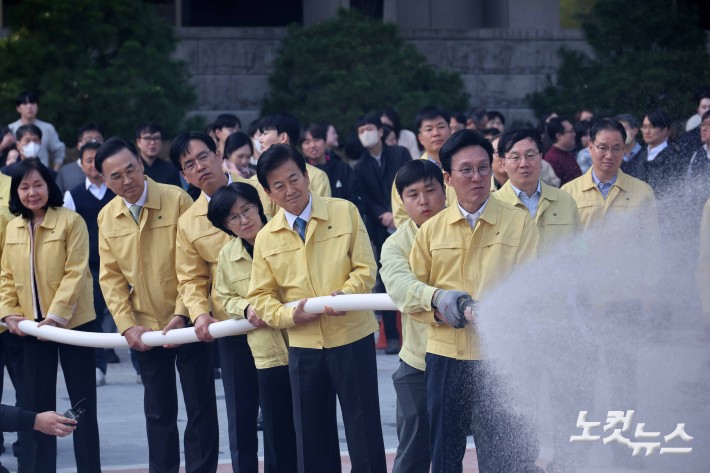소화전 이용 방수 체험하는 김민석 국무총리