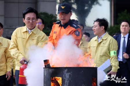 소화기 분사하는 김민석 국무총리