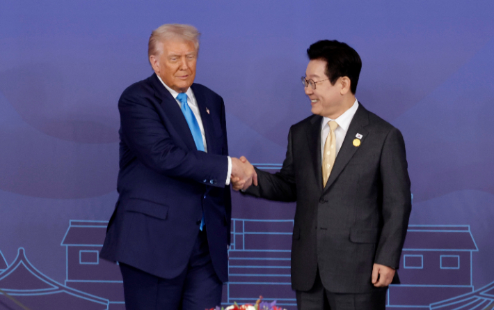 이재명 대통령과 도널드 트럼프 미국 대통령이 29일 경북 경주박물관에서 한미 정상회담 기념촬영을 하고 있다. 연합뉴스