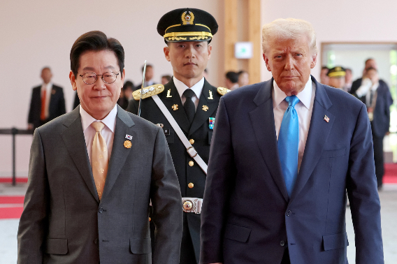 이재명 대통령과 도널드 트럼프 미국 대통령이 29일 경북 경주박물관에서 열린 공식 환영식에서 의장대를 사열하고 있다. 연합뉴스