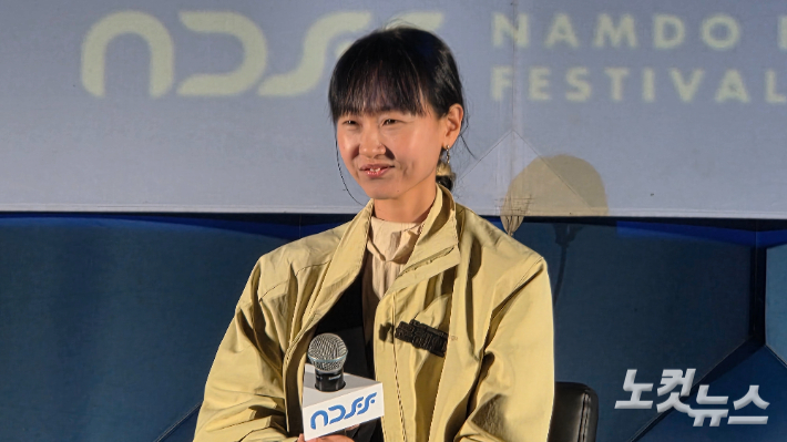 지난 25일 남도영화제 관객과의 대화(GV)에서 관객들을 만난 문혜인 감독. 박사라 기자