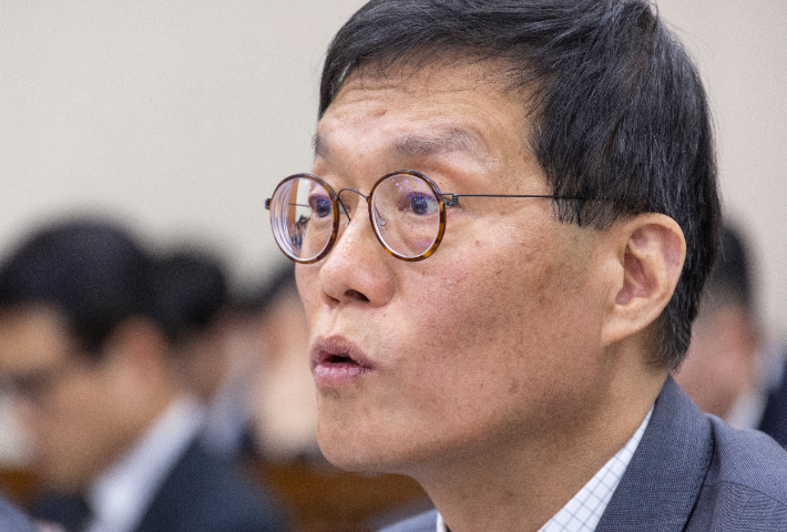 이창용 한국은행 총재가 29일 국회 기획재정위원회에서 열린 2025년 종합 국정감사에 출석해 의원 질의에 답하고 있다. 연합뉴스