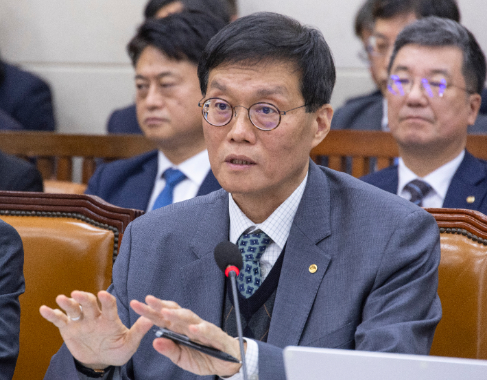 이창용 한국은행 총재가 29일 국회 기획재정위원회에서 열린 2025년 종합 국정감사에 출석해 의원 질의에 답하고 있다. 연합뉴스