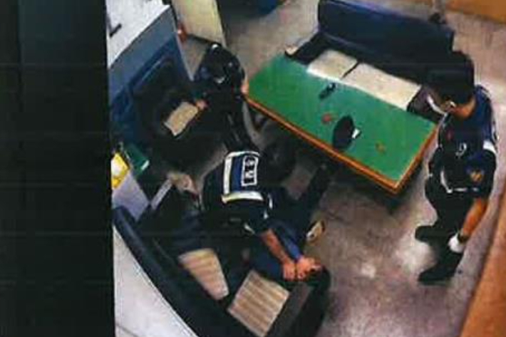 지구대에서 A씨를 체포하는 경찰관들 모습. 춘천경찰서 제공