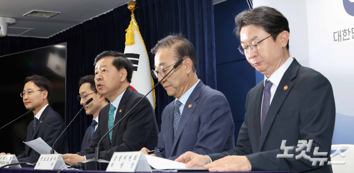 구윤철 경제부총리 겸 기획재정부 장관이 15일 정부서울청사에서 주택시장 안정화 대책을 발표하고 있다. (왼쪽부터)임광현 국세청장, 윤창렬 국무조정실장, 구 경제부총리, 김윤덕 국토교통부 장관, 이억원 금융위원장. 박종민 기자