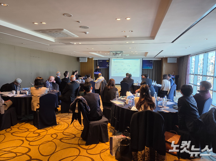 에코프로 관계자가 외국기업 투자자 등을 상대로 기술력 등 기업 설명을 하고 있다. 김대기 기자