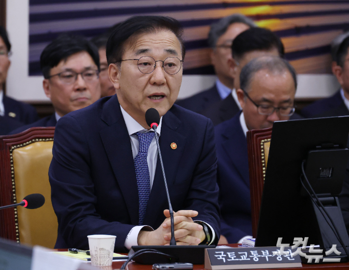 김윤덕 국토교통부 장관이 29일 국회 국토교통위원회 국토교통부 등에 대한 종합감사에 출석해 질의에 답하고 있다. 황진환 기자