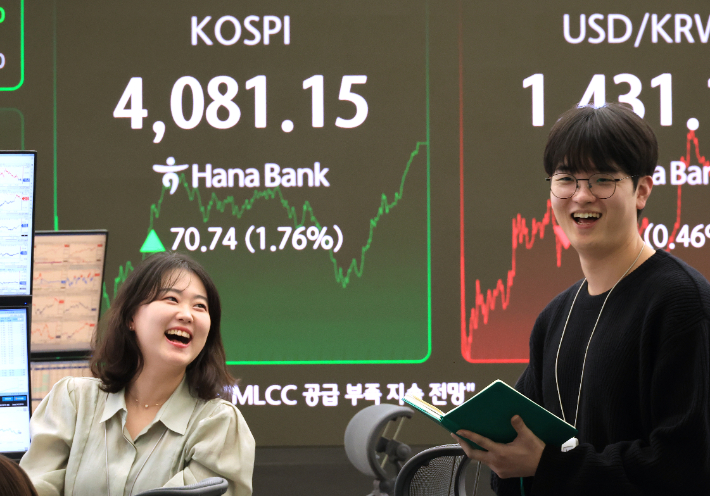 29일 서울 중구 하나은행 본점에서 직원들이 증시와 환율을 모니터하고 있다. 연합뉴스