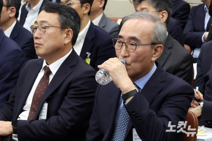 김영섭 KT대표가 출석해 물을 마시고 있다. 윤창원 기자