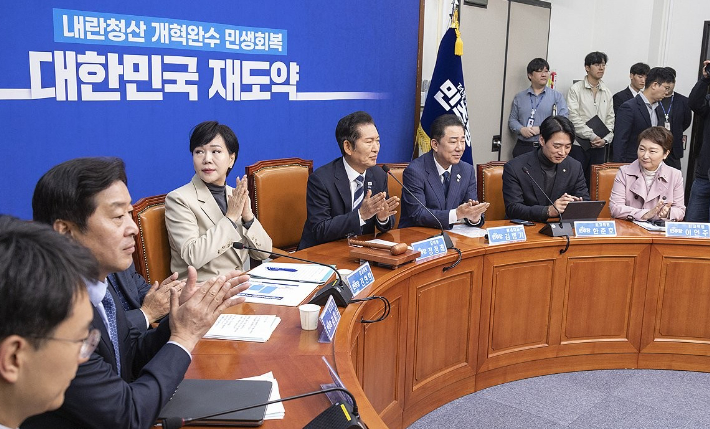 더불어민주당 정청래 대표와 최고위원들이 27일 국회에서 열린 최고위원회의에서 코스피 4천을 축하하며 박수치고 있다. 연합뉴스