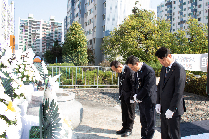윤준호 대전시지부 회장(가운데)과 최성아 대전시 정무경제과학 부시장(오른쪽)이 헌화 및 분향하고 있다. 대전시지부 제공