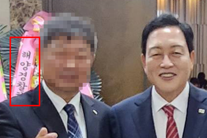 인물 뒤로 '해양경찰청'이라고 추정되는 글자가 보인다. 최호섭 안성시의회 운영위원장 스레드 캡처