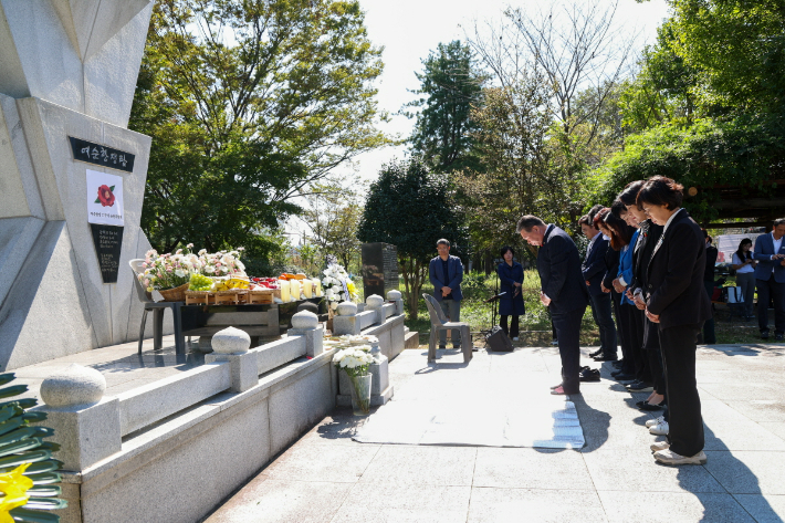 여순사건 77주년을 맞아 순천시의원들이 순천 팔마체육관 옆 여순항쟁탑 앞에서 묵념하고 있다. 순천시의회 제공