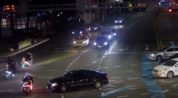 지난해 3월 부산 서면교차로 일대에서 곡예운전을 하는 폭주족들. 부산경찰청 제공