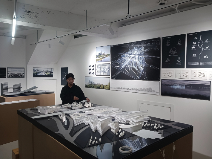 한동대 주관의 '다시 육거리' 프로젝트로 중앙상가 내 빈 점포를 활용해 전시가 이뤄지고 있다. 포항시 제공