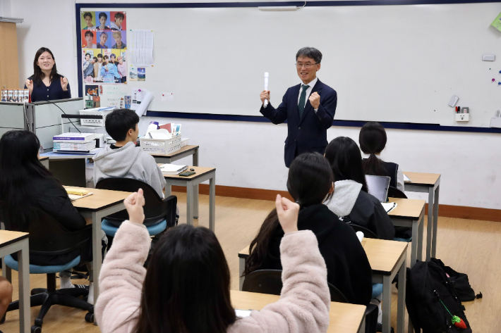 천창수 울산광역시교육감은 10월 29일 남목고등학교에서 고3 수험생들을 격려하고 화이팅을 외치고 있다. 울산시교육청 제공