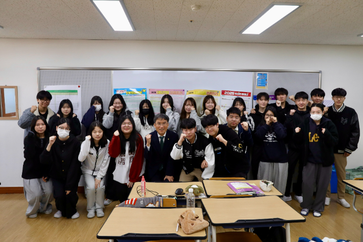 천창수 울산광역시교육감은 10월 29일 다운고등학교에서 고3 수험생들을 격려하고 함께 기념촬영을 했다. 울산시교육청 제공