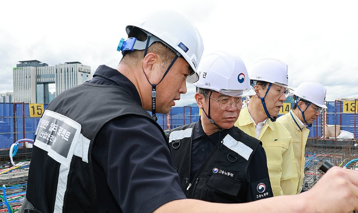 김영훈 고용노동부 장관(왼쪽에서 두 번째)과 김윤덕 국토교통부 장관이 18일 서울 용산구 청년주택 신축 공사 현장 점검을 하고 있다. 고용노동부 제공