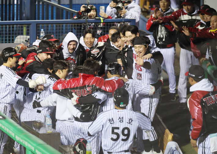 27일 서울 잠실야구장에서 열린 2025 프로야구 한국시리즈 한화 이글스 대 LG 트윈스 2차전. 8회말 2사 1루 상황에서 LG 문보경이 홈런을 친 뒤 동료들과 환호하고 있다. 연합뉴스