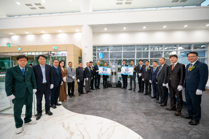 타임캡슐 안치식. 가운데 타임캡슐이 보인다. 국립한국해양대학교 제공