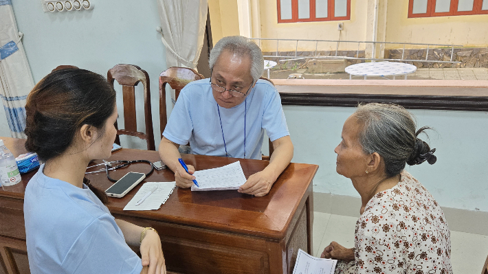 포항세명기독병원 통합면역센터 심재철 센터장이 환자를 진료하고 있다. 포항세명기독병원 제공