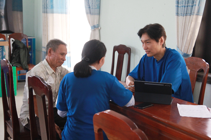 포항세명기독병원 마취통증의학과 장영준 과장이 환자를 진료하고 있다. 포항세명기독병원 제공