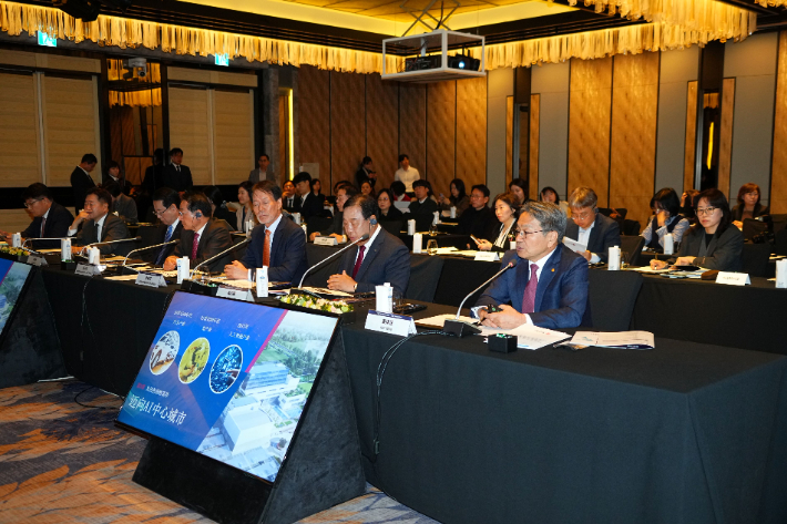 강기정 광주광역시장이 29일 서울 포시즌스 호텔에서 열린 '제3회 한중 지사·성장 회의'에 참석해 '한중지방정부 산업혁신과 상생의 길'을 주제로 발표하고 있다. 광주광역시 제공