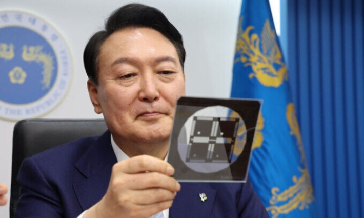 윤석열 전 대통령이 반도체 포토마스크를 보고 있다. 대통령실 제공