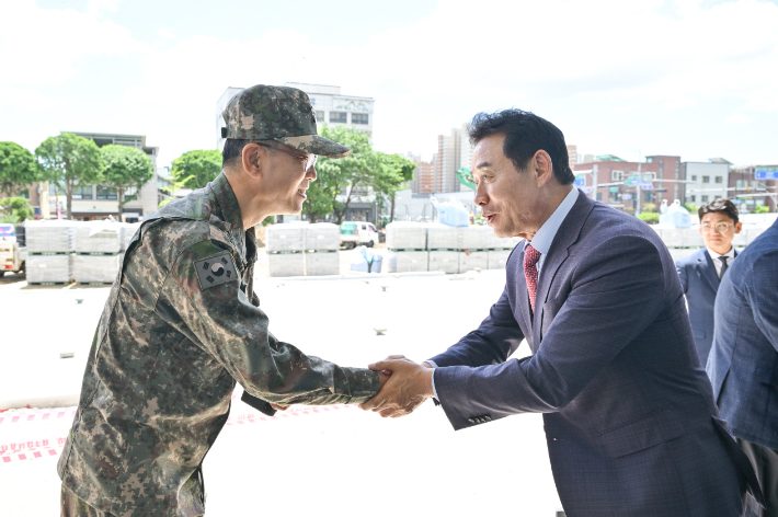 백영현 포천시장이 드론작전사령관을 접견했다. 포천시 제공