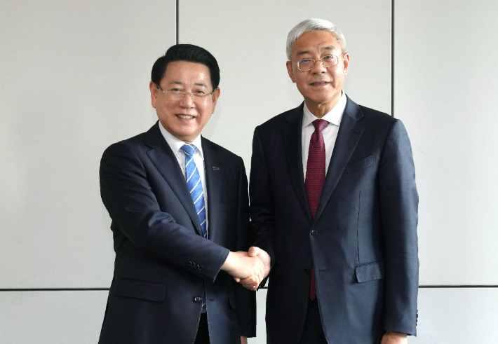 김영록 전라남도지사가 29일 서울 포시즌스호텔에서 열린 '제3회 한중지사성장회의'에 참석해 인훙 중국 장시성 당서기와 회담을 갖고 상호발전을 위한 협력방안을 논의한 뒤 기념촬영을 하고 있다. 전라남도 제공