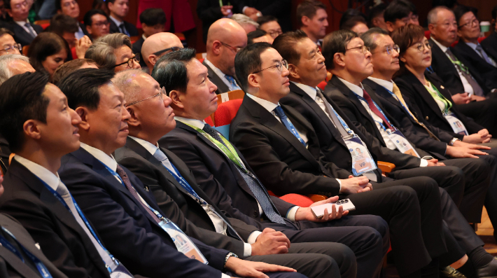 2025 아시아태평양경제협력체(APEC) 정상회의 최고경영자(CEO) 서밋에 참석한 (왼쪽부터)정기선 HD현대 회장, 신동빈 롯데그룹 회장, 정의선 현대차그룹 회장, 최태원 대한상공회의소 회장 겸 SK그룹 회장, 구광모 LG그룹 회장, 장인화 포스코그룹 회장. 대한상의 제공