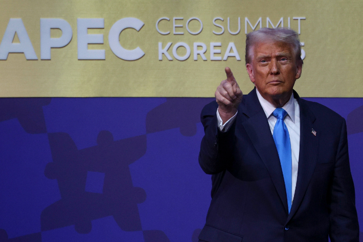 도널드 트럼프 미국 대통령이 29일 경북 경주 예술의전당에서 열린 '2025 아시아태평양경제협력체 최고경영자 서밋(APEC CEO SUMMIT)'에서 연설을 마치고 퇴장하고 있다. 연합뉴스
